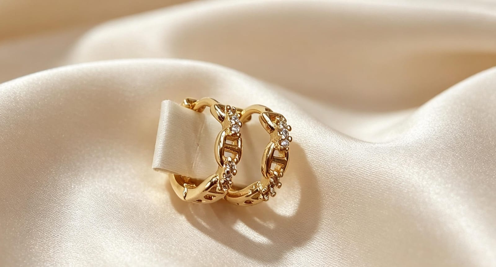 Aretes de aro con detalles calados y piedras brillantes - Variante 1E2JX