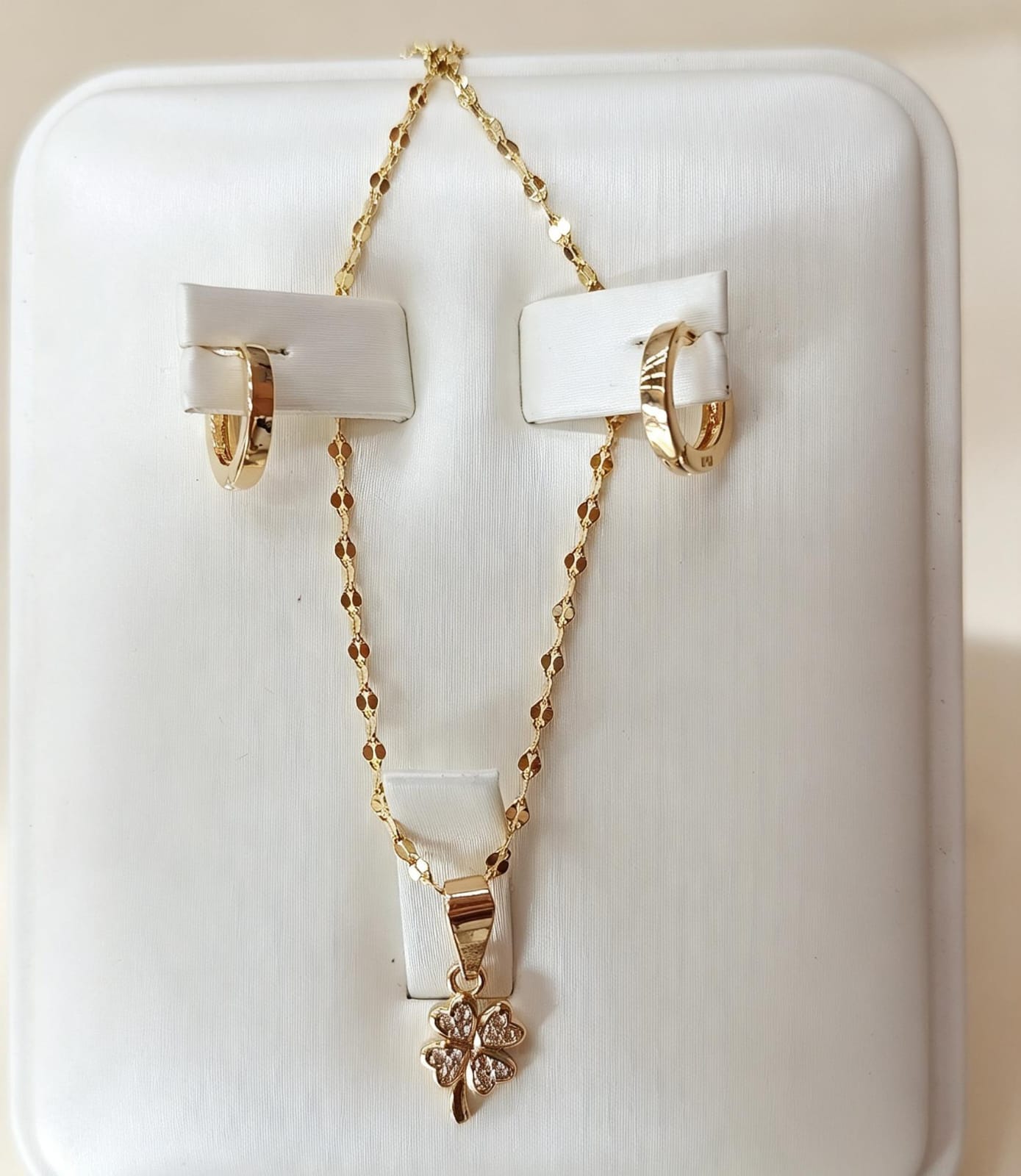 Conjunto de aretes y cadena con dije de trébol en oro laminado - Variante 1DV82