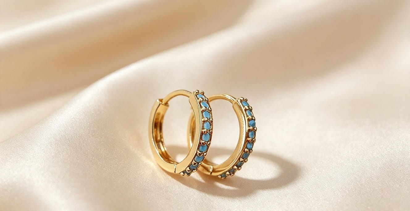 Aretes de aro con piedras incrustadas en oro laminado - Variante 4X31T