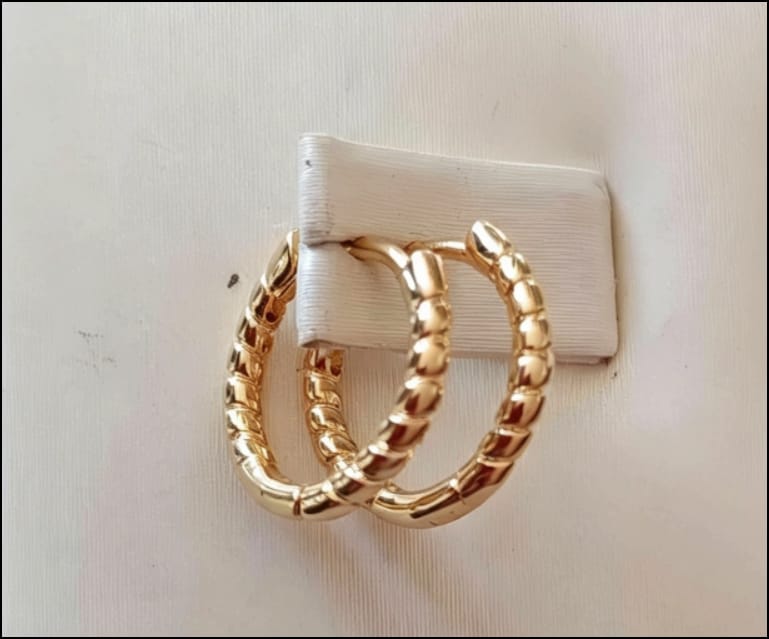 Aretes de aro texturizados de oro laminado - Variante Z5MR6