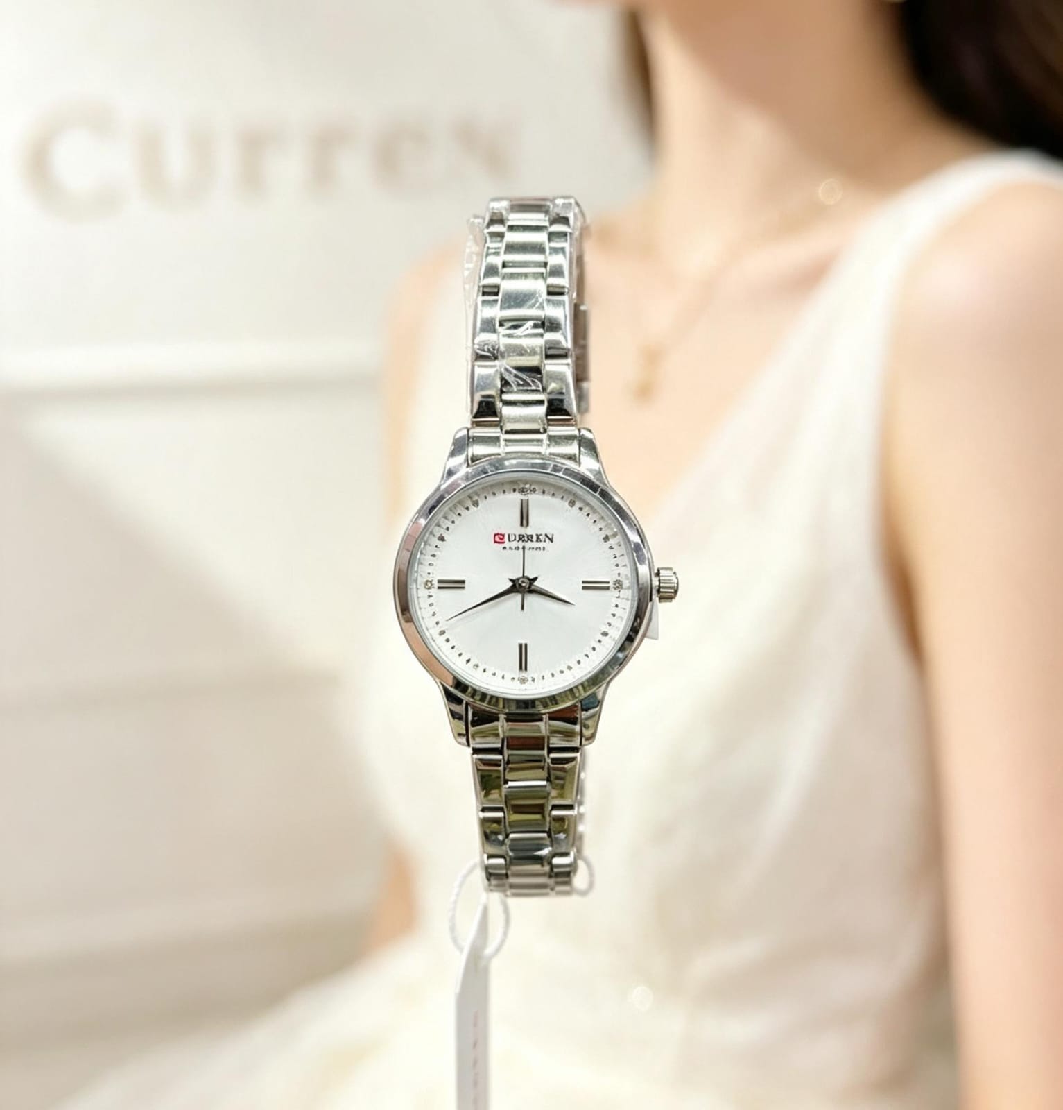 Reloj  CURREN para dama con brazalete metálico - Variante L68LS