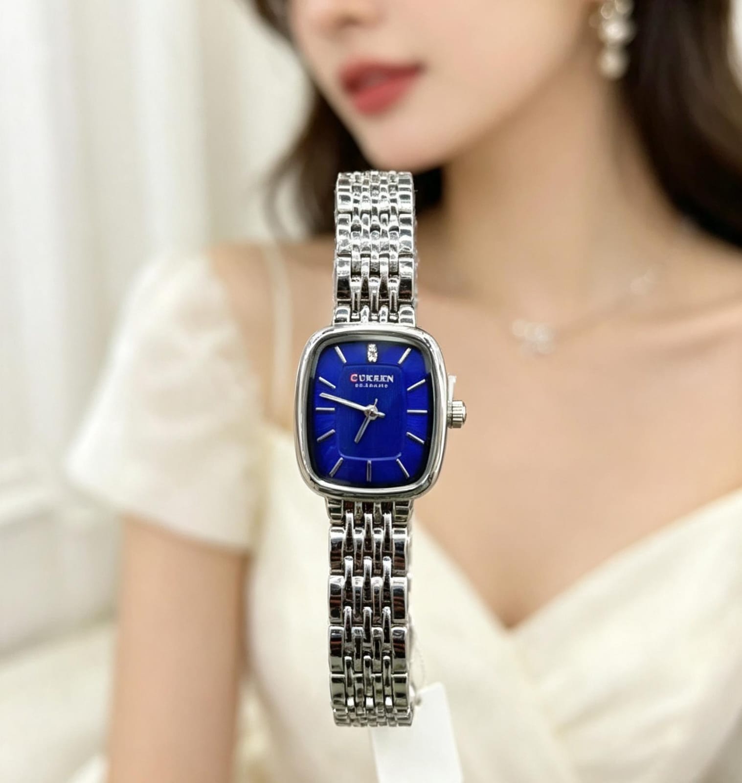 Reloj  CURREN para dama con brazalete metálico - Variante 58UZ6